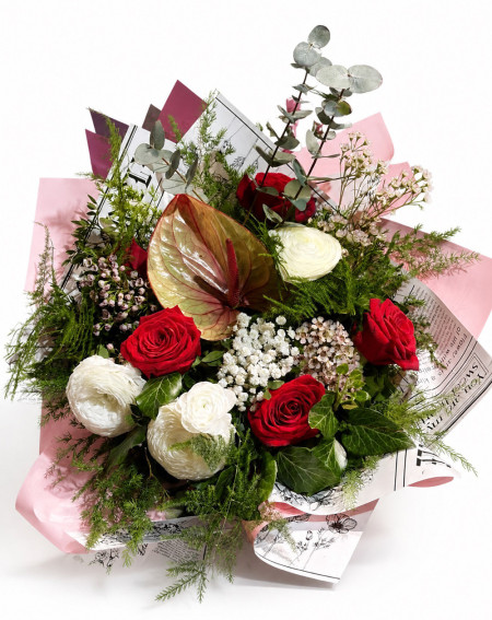 Amour Rouge – crvene ruže &  beli ranunkulus