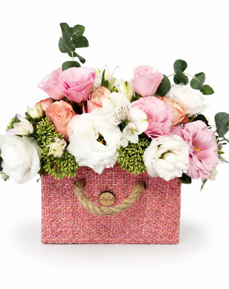 Blush Garden – cvetni aranžman u roze torbici